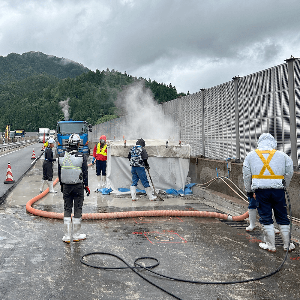 中国道床版補修工事の作業風景